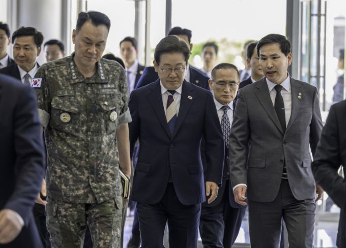 이재명 대통령이 4일 오후 2시30분쯤 합동참모본부 전투통제실을 방문했다. 사진은 왼쪽 첫째줄부터 김명수 합참 의장(대장), 이 대통령, 김선호 국방부 장관직무대행(차관). / 사진=국방부