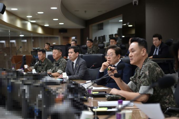 이재명 대통령이 4일 오후 2시30분쯤 합동참모본부 전투통제실을 방문해 우리 군의 대비태세 등을 김명수 합참 의장(대장·오른쪽)으로부터 보고받고 있다. / 사진=국방부