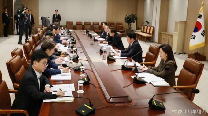 [서울=뉴시스] 최진석 기자 = 이재명 대통령이 4일 서울 용산 대통령실 청사에서 '비상경제점검 태스크포스(TF) 회의'를 주재하고 있다. (대통령실통신사진기자단) 2025.06.04.