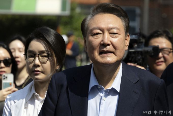 윤석열 전 대통령과 김건희 여사가  제21대 대통령 선거일인 3일 오전 서울 서초구 원명초등학교에 마련된 서초4동 제3투표소에서 투표를 마치고 차량으로 이동하고  있다. / 사진=뉴스1