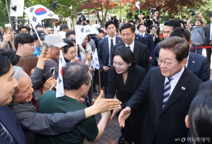 [인천=뉴시스] 최진석 기자 = 이재명 대통령과 김혜경 여사가 4일 인천 계양구 사저에서 주민들과 인사를 나누고 있다. (대통령실통신사진기자단) 2025.06.04. myjs@newsis.com /사진=최진석