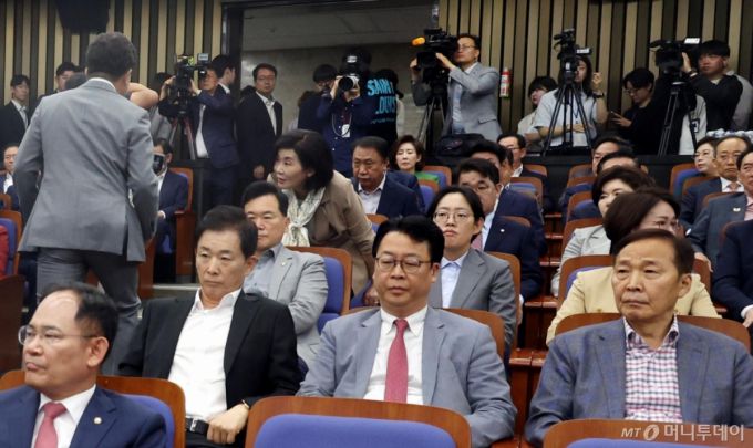 [서울=뉴시스] 조성봉 기자= 권성동(왼쪽) 국민의힘 원내대표가 5일 서울 여의도 국회에서 열린 의원총회에서 사퇴의사를 밝히고 자리를 떠나자 의원들이 굳은 표정을 짓고 있다.2025.06.05. suncho21@newsis.co /사진=조성봉