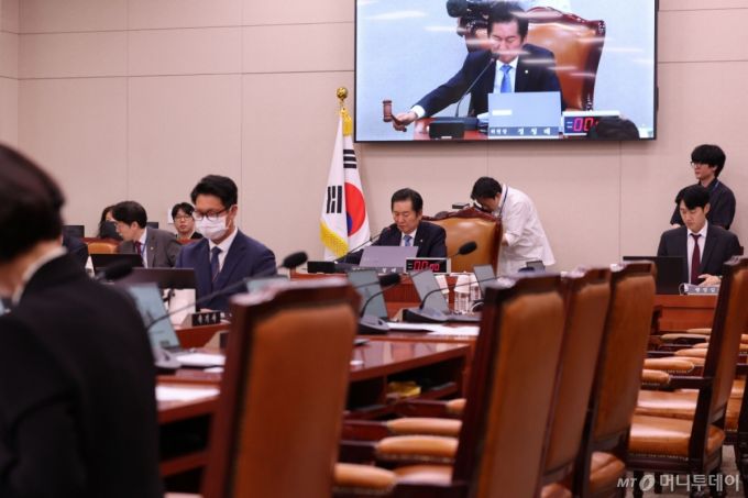 [서울=뉴시스] 권창회 기자 = 정청래 법사위원장이 7일 서울 여의도 국회에서 열린 법제사법위원회 전체회의에서 국민의힘 의원들이 퇴장한 가운데 의사봉을 두드리고 있다. 2025.05.07. kch0523@newsis.com /사진=권창회