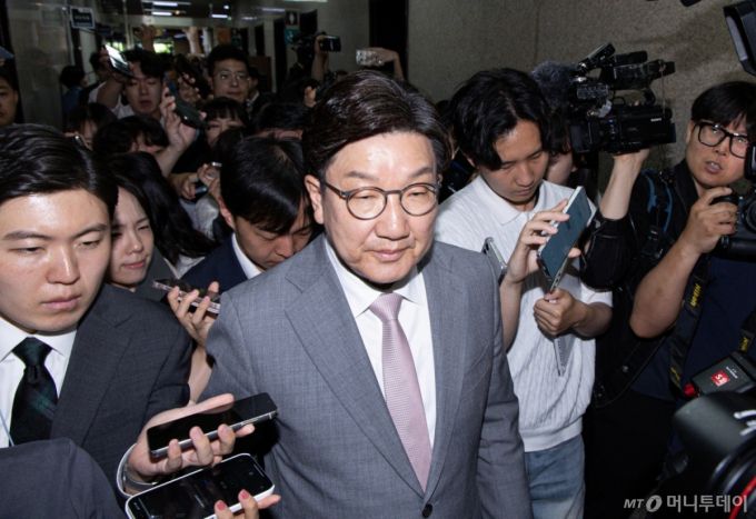 권성동 국민의힘 원내대표가 5일 오전 서울 여의도 국회에서 원내대표실로 향하며 취재진 질문받고 있다. 2025.6.5/사진=뉴스1 /사진=(서울=뉴스1) 이재명 기자