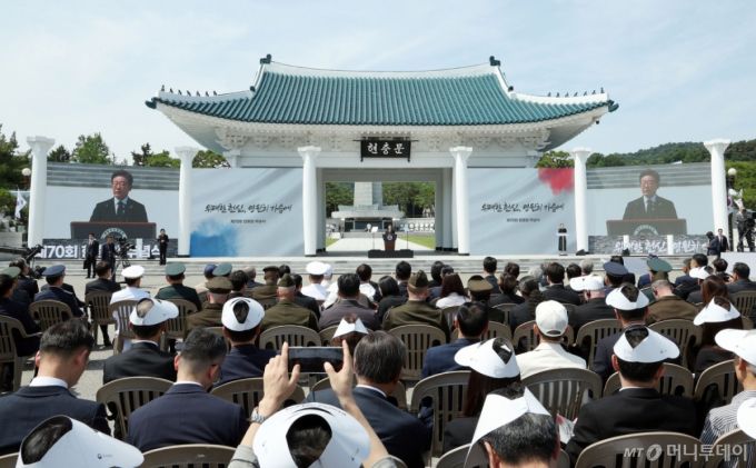 [서울=뉴시스] 고범준 기자 = 이재명 대통령이 6일 서울 동작구 국립서울현충원에서 열린 제70회 현충일 추념식에서 추념사를 하고 있다. 2025.06.06. bjko@newsis.com /사진=고범준