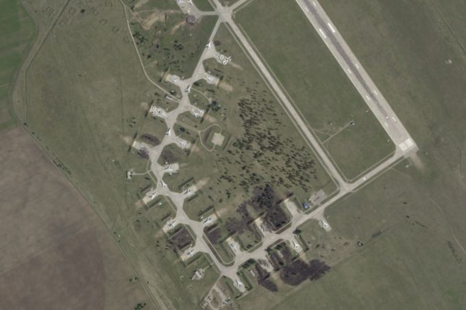 플래닛 랩스 PBC가 제공한 위성 사진에 4일(현지시간) 우크라이나의 드론 공습(거미줄 작전)을 받은 러시아 이르쿠츠크주 벨라야 공군기지가 일부 파손돼 있다. /AP=뉴시스