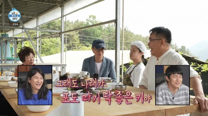 박나래와 포도농장주를 응원하는 전유성. /사진=MBC '나 혼자 산다' 캡처