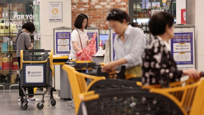 (서울=뉴스1) 김성진 기자 = 5일 오후 서울 시내 한 대형마트에서 시민들이 장을 보고 있다.  이재명 대통령 당선으로 정치적 불확실성이 해소되면서 소비 심리 회복에 대한 유통업계의 기대감이 커지고 있다. 특히 지난 4일 출범한 새 정부가 추경 등 각종 내수 부양 정책을 본격화할 가능성이 커지면서 백화점·대형마트 등 업종의 실적이 개선될 것이란 전망이 나온다.  5일 한국은행에 따르면 5월 소비자심리지수(CCSI)는 101.8로 소비심리가 낙관적임을 의미하는 기준선(100)을 1년 만에 넘었다. 특히 전월(93.8) 대비 8.0포인트(p) 상승했다. 이는 2020년 10월 이후 4년 7개월 만에 가장 큰 상승 폭이다. 2025.6.5/뉴스1  Copyright (C) 뉴스1. All rights reserved. 무단 전재 및 재배포,  AI학습 이용 금지. /사진=(서울=뉴스1) 김성진 기자