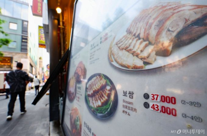 [서울=뉴시스] 황준선 기자 = 20일 서울 시내 한 음식점에 가격이 수정된 메뉴 홍보물이 게시돼 있다.  한국경제인협회(한경협)이 국민 1000명을 대상으로 실시한 '민생경제 안정을 위한 대책' 설문조사에 따르면 민생경제의 가장 큰 어려움을 묻는 질문에서 국민 과반(53.5%)은 '고물가 및 생활비 부담 증가'를 꼽았고 국민들이 가장 바라고 있는 민생회복 과제도 '물가 안정'(60.9%)인 것으로 조사돼 현재 국민들이 느끼고 있는 가장 큰 경제적 어려움은 '물가'이고, 민생경제 회복을 위한 최우선 대책도 '물가 안정'인 것으로 나타났다. 2025.05.20. hwang@newsis.com /사진=황준선