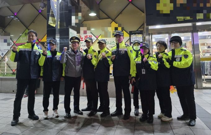 최인규 관악경찰서장(왼쪽 3번째)이 주민들과 함께 순찰 활동을 펼치는 모습. /사진제공=관악경찰서.