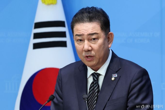 (서울=뉴스1) 안은나 기자 = 김병기 더불어민주당 의원이 5일 서울 여의도 국회 소통관에서 제22대 국회 제2기 민주당 원내대표 출마를 선언하고 있다. 2025.6.5/뉴스1  Copyright (C) 뉴스1. All rights reserved. 무단 전재 및 재배포,  AI학습 이용 금지.