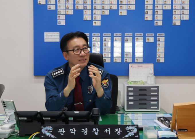본지와 인터뷰하고 있는 최인규 관악경찰서장. /사진제공=관악경찰서.