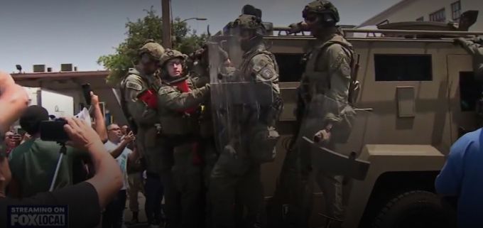 7일(현지시간) 미국 로스앤젤레스 카운티 보안관들이 캘리포니아주 파라마운트에서 불법 이민자 체포 작전을 벌이고 있는 ICE 요원들/ 사진=폭스뉴스 영상 캡처