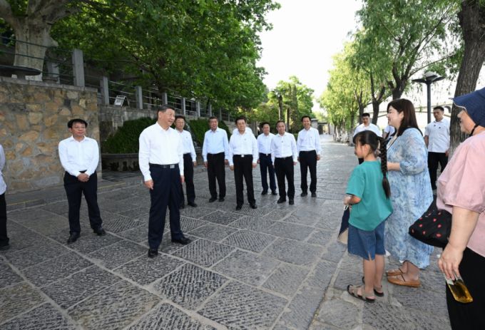 [뤄양=신화/뉴시스] 시진핑 중국 국가 주석이 19일(현지 시간) 중국 중부 허난성 뤄양시의 용문석굴을 방문해 관광객들과 대화를 나누고 있다. 2025.05.20.
