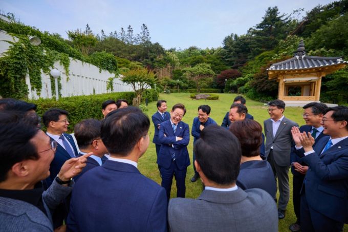 [서울=뉴시스] 최진석 기자 = 이재명 대통령이 7일 서울 한남동 대통령 관저에서 열린 더불어민주당 지도부 초청 만찬에 앞서 민주당 전현직 지도부와 대화를 나누고 있다. (사진=이재명 대통령 SNS 캡처) 2025.06.08.