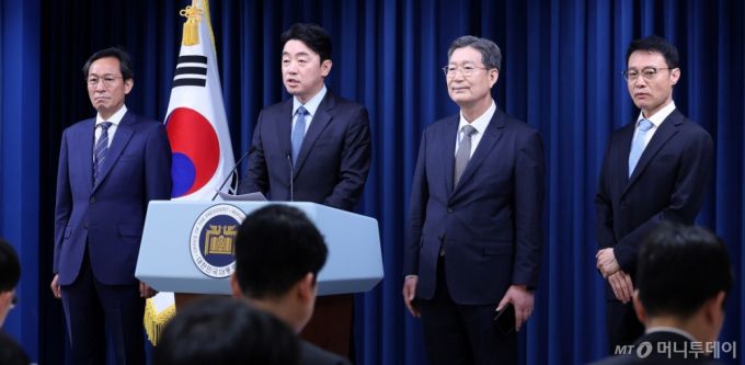 강훈식 대통령 비서실장이 8일 서울 용산구 대통령실 청사에서 수석급 인선 발표를 하고 있다.  이재명 대통령은 대통령실 정무수석비서관에 우상호 전 더불어민주당 비상대책위원장을, 민정수석비서관과 홍보수석비서관에 오광수 대륙아주 변호사와 이규연 전 JTBC 대표를 임명했다고 강 비서실장이 이날 브리핑을 통해 밝혔다.  왼쪽부터 우상호 정무수석, 강훈식 비서실장, 오광수 민정수석, 이규연 홍보수석. 2025.6.8/뉴스1  Copyright (C) 뉴스1. All rights reserved. 무단 전재 및 재배포,  AI학습 이용 금지.