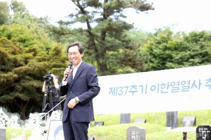 (광주=뉴스1) 박지현 기자 = 故 이한열 열사의 연세대 동문인 우상호 더불어민주당 전 의원이 5일 오후 광주 북구 망월동 민족민주열사에서 열린 추모식에서 추모사하고 있다.2024.7.5/뉴스1  Copyright (C) 뉴스1. All rights reserved. 무단 전재 및 재배포,  AI학습 이용 금지. /사진=(광주=뉴스1) 박지현 기자