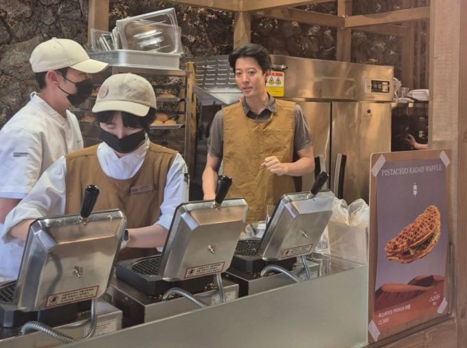 이혼 전문 박민철 변호사가 '20년 지기' 배우 이동건 카페 팝업을 찾아 찍은 사진을 공개했다. /사진=인스타그램 갈무리