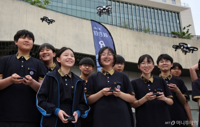 [서울=뉴시스] 김금보 기자 = 14일 서울 강서구 코엑스마곡에서 열린 '드론산업 얼라이언스 창립총회'에서 학생들이 드론 조종 체험을 하고 있다. 2025.05.14. kgb@newsis.com /사진=김금보