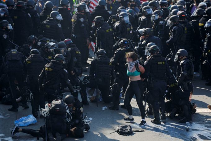 2025년 6월 8일, 미국 캘리포니아주 로스앤젤레스 시내에서 연방 이민 단속에 반대하는 시위 중 경찰이 시위자들을 체포하고 있다. /로이터=뉴스1
