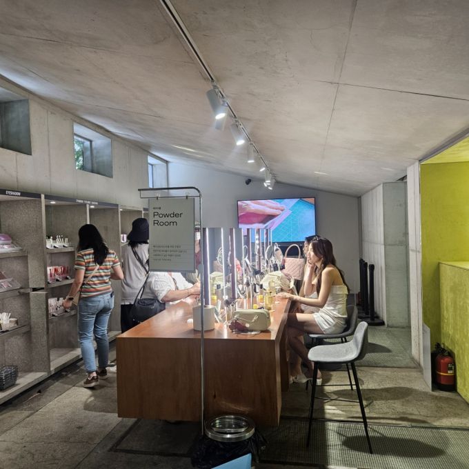 아모레성수 매장 내 파우더룸을 이용하는 외국인 관광객들의 모습/사진=조한송 기자