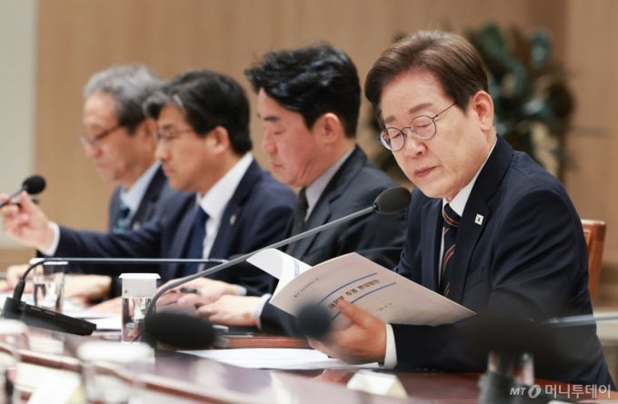 [서울=뉴시스] 고범준 기자 = 이재명 대통령이 9일 서울 용산구 대통령실 청사에서 열린 2차 비상경제점검 태스크포스(TF)회의를 주재하며 자료를 살펴보고 있다. 2025.06.09. bjko@newsis.com /사진=고범준