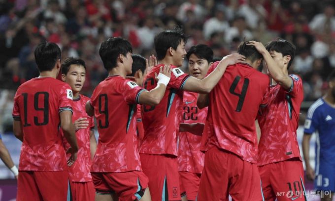 [서울=뉴시스] 김근수 기자 = 10일 서울 마포구 서울월드컵경기장에서 열린 2026 국제축구연맹(FIFA) 북중미월드컵 아시아 3차 예선 한국과 쿠웨이트의 경기, 한국 이재성이 네번째 골을 성공시키고 선수들과 기쁨을 나누고 있다. 2025.06.10. ks@newsis.com /사진=김근수