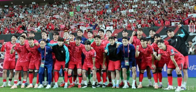 주장 손흥민과 선수들이 10일 서울월드컵경기장에서 북중미월드컵 최종예선 마지막 경기인 쿠웨이트전에서 승리한 후 월드컵11연속 본선진출을 축하하며 붉은악마를 배경으로 기념촬영을 하고 있다.  2025.06.10. /사진=강영조 cameratalks@