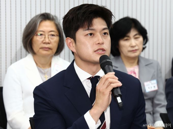 (서울=뉴스1) 김민지 기자 = 김용태 국민의힘 비상대책위원장이 10일 서울 여의도 중앙당사에서 열린 원외당협위원장 간담회에서 모두 발언을 하고 있다. 2025.6.10/뉴스1  Copyright (C) 뉴스1. All rights reserved. 무단 전재 및 재배포,  AI학습 이용 금지. /사진=(서울=뉴스1) 김민지 기자