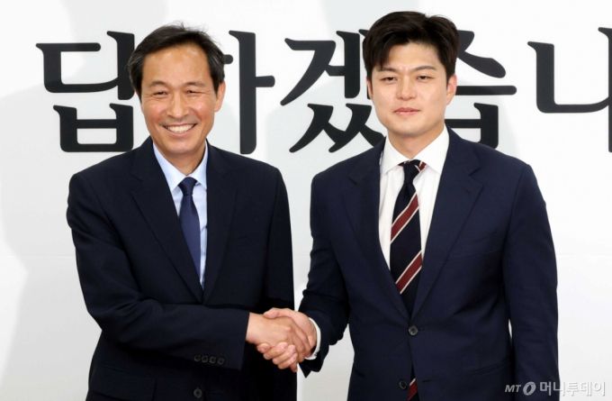 [서울=뉴시스] 조성봉 기자= 김용태 국민의힘 비상대책위원장이 10일 오후 서울 여의도 국회에서 우상호 대통령실 정무수석을 접견하며 악수하고 있다. 2025.06.10. suncho21@newsis.com /사진=조성봉