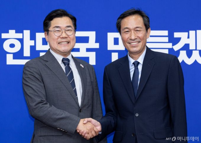 (서울=뉴스1) 이재명 기자 = 우상호 신임 대통령실 정무수석(오른쪽)이 10일 오후 서울 여의도 국회에서 박찬대 더불어민주당 대표 직무대행 겸 원내대표를 예방하고 있다. 2025.6.10/뉴스1  Copyright (C) 뉴스1. All rights reserved. 무단 전재 및 재배포,  AI학습 이용 금지. /사진=(서울=뉴스1) 이재명 기자