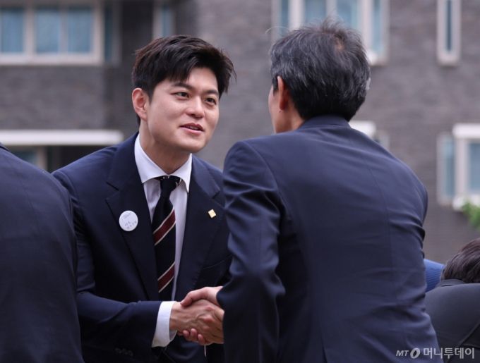 (서울=뉴스1) 박지혜 기자 = 10일 서울 용산구 민주화운동기념관(옛 남영동 대공분실)에서 열린 '제38주년 6·10 민주항쟁 기념식' 및 '민주화운동기념관 개관식'에서 김용태 국민의힘 비대위원장과 우상호 대통령실 정무수석이 인사를 나누고 있다. 2025.6.10/뉴스1  Copyright (C) 뉴스1. All rights reserved. 무단 전재 및 재배포,  AI학습 이용 금지. /사진=(서울=뉴스1) 박지혜 기자