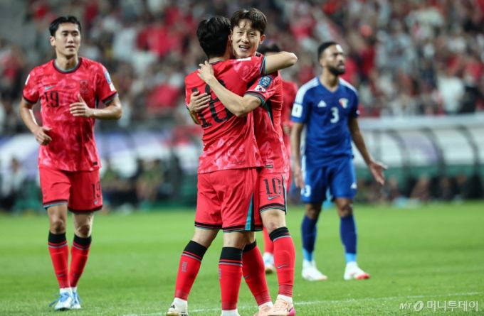 (서울=뉴스1) 김도우 기자 = 10일 오후 서울 마포구 상암동 서울월드컵경기장에서 열린 2026 국제축구연맹(FIFA) 북중미 월드컵 아시아 3차 예선 B조 10차전 대한민국과 쿠웨이트의 경기, 대한민국 이재성이 골을 넣고 기뻐하고 있다. 2025.6.10/뉴스1  Copyright (C) 뉴스1. All rights reserved. 무단 전재 및 재배포,  AI학습 이용 금지. /사진=(서울=뉴스1) 김도우 기자