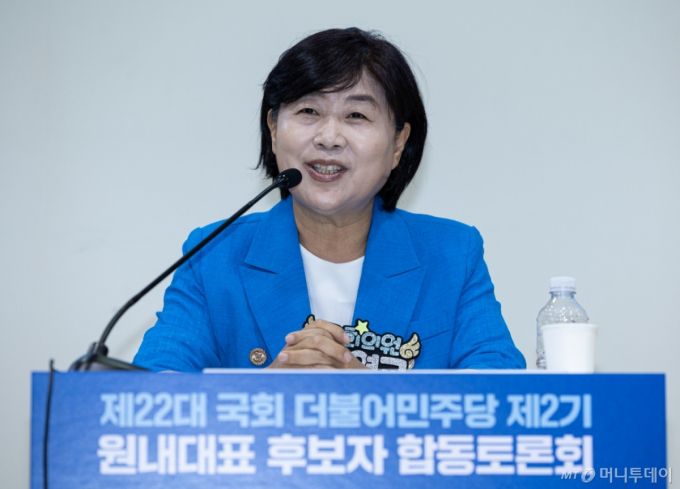 (서울=뉴스1) 이재명 기자 = 서영교 더불어민주당 원내대표 후보가 10일 오후 서울 여의도 국회 의원회관에서 열린 제22대 국회 민주당 제2기 원내대표 선출 합동토론회에서 기조연설을 하고 있다. 2025.6.10/뉴스1  Copyright (C) 뉴스1. All rights reserved. 무단 전재 및 재배포,  AI학습 이용 금지.