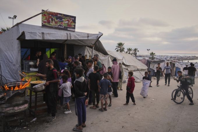 [가자시티=AP/뉴시스] 9일(현지 시간) 가자지구 가자시티 항구의 임시 천막촌에서 팔레스타인 피란민들이 음식을 사고 있다. 2025.06.10.