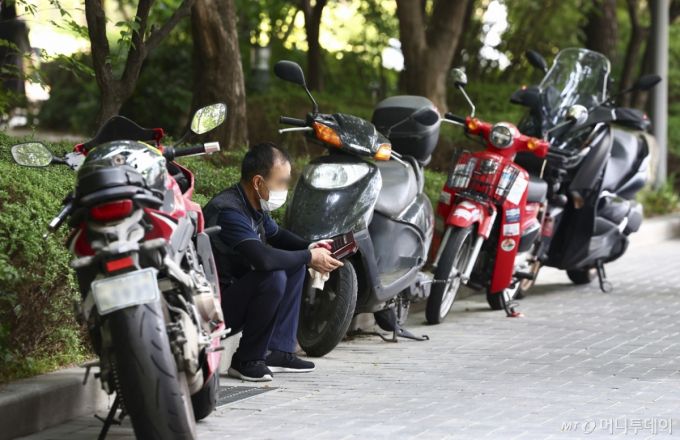 [서울=뉴시스] 김근수 기자 = 9일 서울 시내에서 한 배달 라이더가 배달 콜을 잡고 있다.  더불어민주당 을지로위원회는 지난 28일 자영업자 단체와 정책협약을 맺고, 점주가 배달앱 이용 시 부담하는 중개수수료·결제수수료·배달비 등을 포함한 ‘배달앱 수수료 상한제’이자 ‘배달플랫폼 총수수료 상한제’를 대통령 임기 동안 성실히 이행하며, 불공정 거래 방지를 위한 플랫폼 규제 및 감시 강화에 협력하고 있어 향후 법제화 여부에 촉각이 쏠린다. 2025.06.09. ks@newsis.com /사진=김근수
