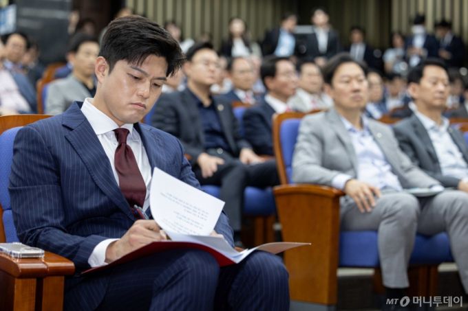 (서울=뉴스1) 이재명 기자 = 김용태 국민의힘 비상대책위원장이 9일 오후 서울 여의도 국회에서 열린 의원총회에서 발언 자료를 살펴보고 있다. 2025.6.9/뉴스1  Copyright (C) 뉴스1. All rights reserved. 무단 전재 및 재배포,  AI학습 이용 금지. /사진=(서울=뉴스1) 이재명 기자