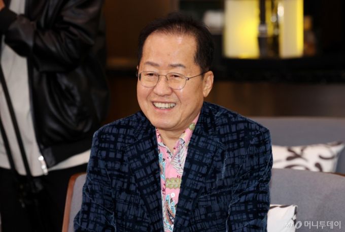 홍준표 전 대구시장이 10일 오후 인천국제공항 제1여객터미널에서 미국 출국을 앞두고 배웅온 이준석 개혁신당 대선후보와 대화를 하고 있다. 2025.05.10. /사진=뉴시스 /사진=이영환