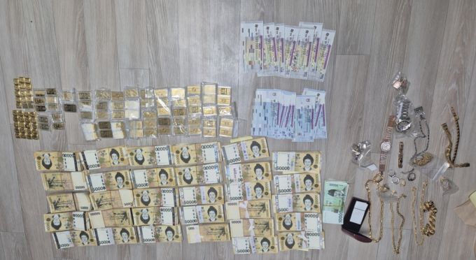 등산 배낭 속에서 나온 금괴와 은닉한 현금 등./사진=국세청 제공.