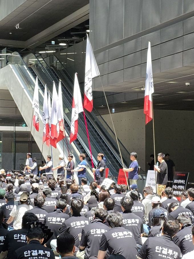 11일 민주노총 화섬식품노조 네이버 지회(이하 공동성명)가 성남시 네이버 본사 1784 사옥에서 최인혁 전 COO(최고운영책임자) 복귀 반대 2차 집회 'Reboot2.0-불통, 침묵, 퇴행을 거부한다'를 개최했다./사진제공=민주노총 화섬식품노조 네이버 지회