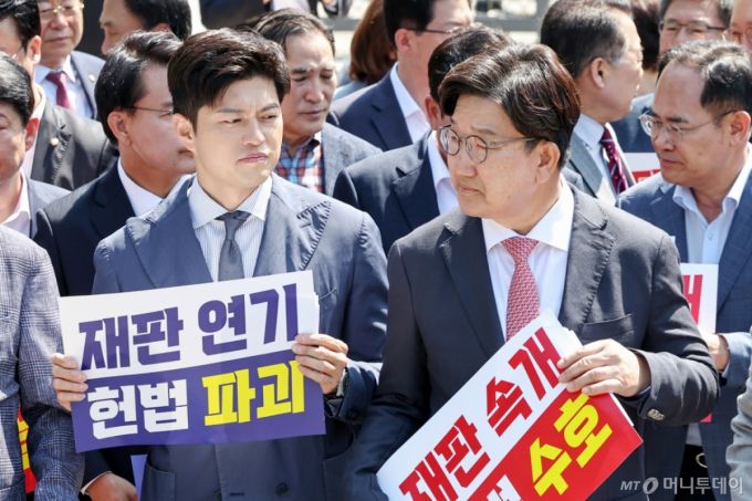 김용태 국민의힘 비상대책위원장(왼쪽)과 권성동 원내대표가 11일 오전 서울 서초구 서울중앙지방법원 앞에서 열린 '헌법 파괴 저지를 위한 현장 의원총회'에 참석해 나란히 서 있다. 2025.6.11/사진=뉴스1 /사진=(서울=뉴스1) 민경석 기자