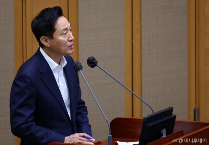 [서울=뉴시스] 박주성 기자 = 오세훈 서울시장이 11일 오전 서울 중구 서울시의회에서 열린 제331회 정례회 제2차 본회의에서 김동욱 의원의 질의에 답하고 있다. 2025.06.11. park7691@newsis.com /사진=