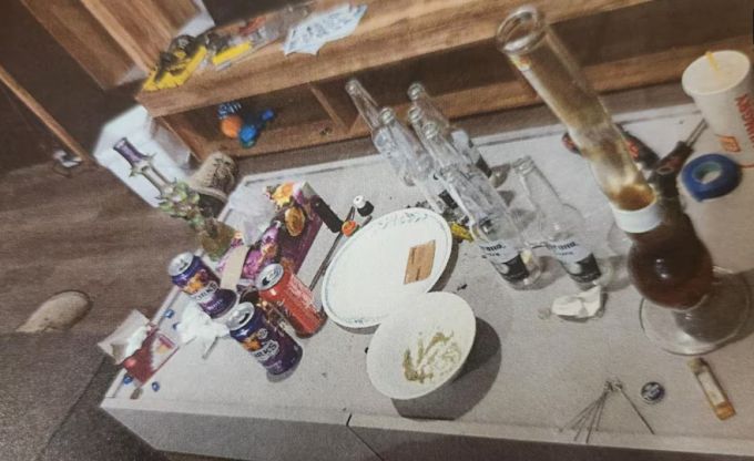 법원이 공개한 윈슬렛의 자택 사진에는 집안엔 쓰레기와 옷가지 등이 널려 있었으며 마약과 마약 관련 도구도 곳곳에 놓여 있었다./사진=뉴질랜드 헤럴드