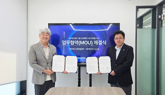 (왼쪽부터)에이치더블유 이일영부회장, 딥마인드 홍상혁가 전략적 업무협약 이후 기념촬영을 하고 있다/사진제공=딥마인드 플랫폼