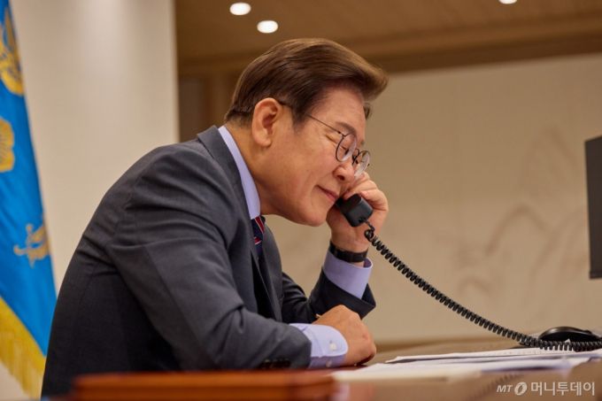 (서울=뉴스1) 박지혜 기자 = 이재명 대통령이 12일 서울 용산구 대통령실 청사 집무실에서 르엉 끄엉 베트남 국가주석과 전화 통화를 하고 있다. (대통령실 제공. 재판매 및 DB 금지) 2025.6.12/뉴스1  Copyright (C) 뉴스1. All rights reserved. 무단 전재 및 재배포,  AI학습 이용 금지. /사진=(서울=뉴스1) 박지혜 기자