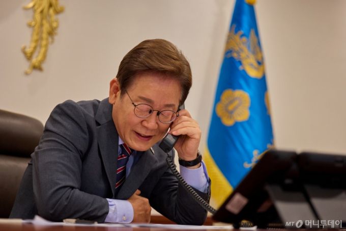 [서울=뉴시스] 이재명 대통령이 12일 서울 용산구 대통령실 청사 집무실에서 르엉 끄엉 베트남 국가주석과 전화 통화를 하고 있다. (사진=대통령실 제공) 2025.06.12. photo@newsis.com *재판매 및 DB 금지 /사진=