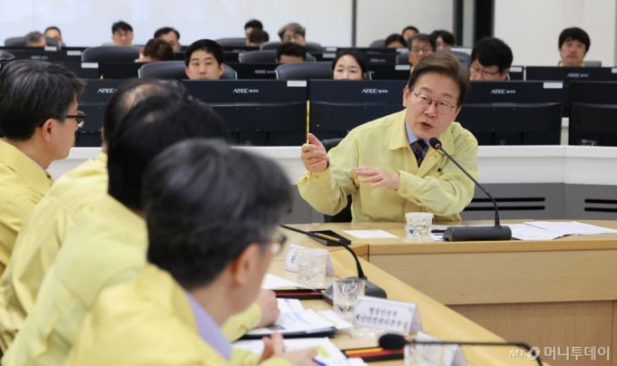 [서울=뉴시스] 최진석 기자 = 이재명 대통령이 12일 서울 서초구 한강홍수통제소를 방문해 수해(장마) 대비 현장 점검 회의를 주재하고 있다. (대통령실통신사진기자단) 2025.06.12. myjs@newsis.com /사진=최진석