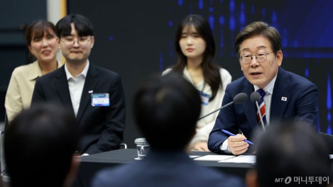 [서울=뉴시스] 고범준 기자 = 이재명 대통령이 11일 서울 영등포구 한국거래소에서 열린 주식시장 불공정거래 근절을 위한 현장 간담회에서 참석자 질문에 답하고 있다. 2025.06.11. bjko@newsis.com /사진=고범준