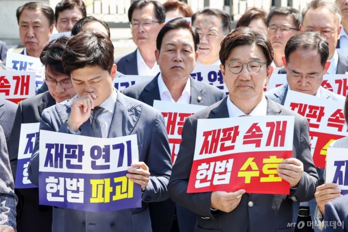 김용태 국민의힘 비상대책위원장(왼쪽)과 권성동 원내대표가 11일 오전 서울 서초구 서울중앙지방법원 앞에서 열린 '헌법 파괴 저지를 위한 현장 의원총회'에 참석해 나란히 서 있다. 2025.6.11/사진=뉴스1 /사진=(서울=뉴스1) 민경석 기자