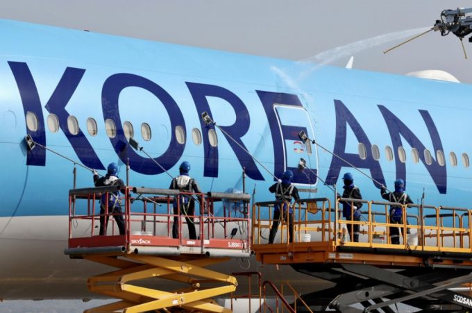 인천국제공항에 위치한 대한항공 정비 격납고에서 관계자들이 봄맞이 항공기 동체 세척을 하고 있다./사진제공=뉴시스